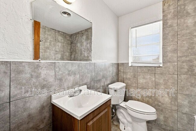 Building Photo - 700 NE 81st St