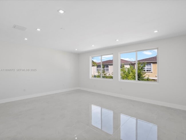 Building Photo - 21227 NE 31st Pl