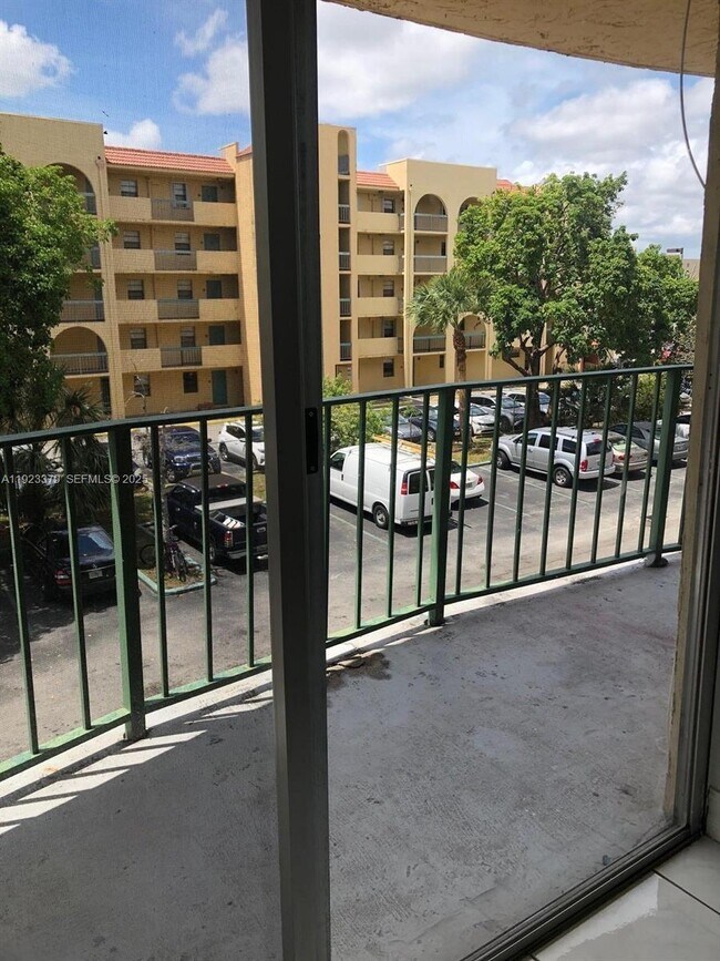 Building Photo - 9360 Fontainebleau Blvd