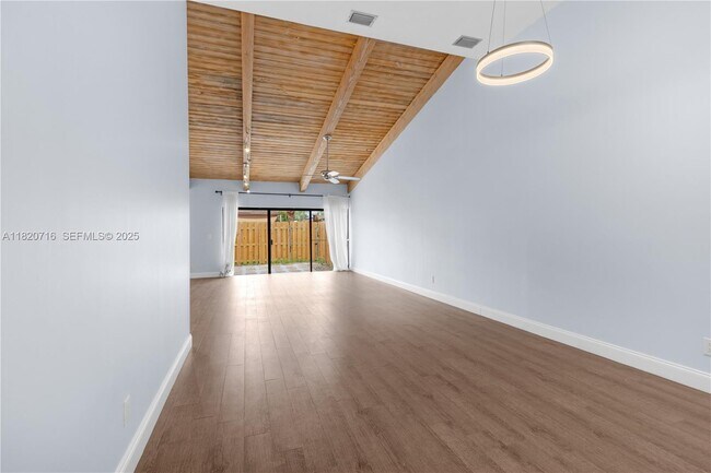 Building Photo - 2627 Parkview Dr S