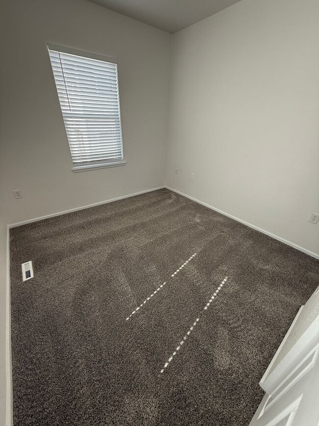 Building Photo - GEORGEOUS 2 bedroom townhome!