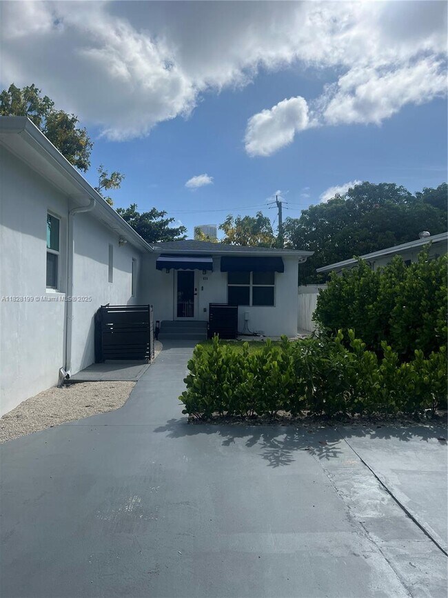 Building Photo - 820 SW 11th St