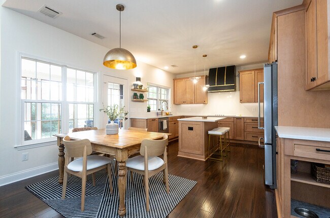 Building Photo - 301 Knowle Pl