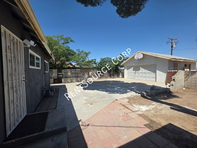 Building Photo - 671 Flora St