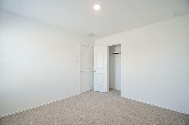 Building Photo - 5778 Hampton Vly Dr