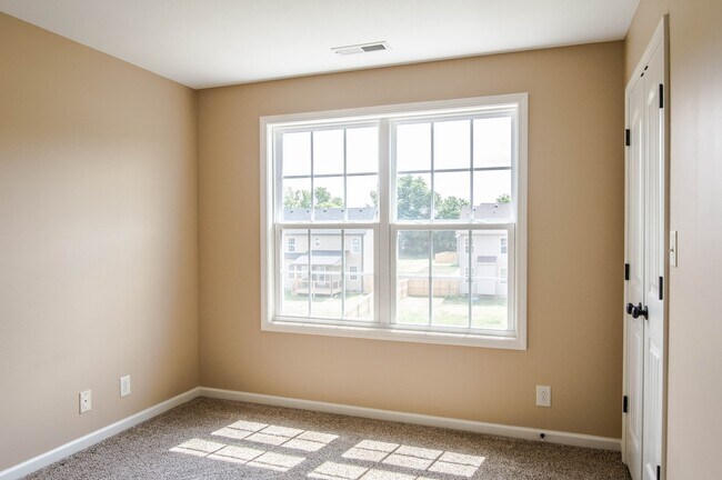 Building Photo - Pet Friendly Three Bedroom!