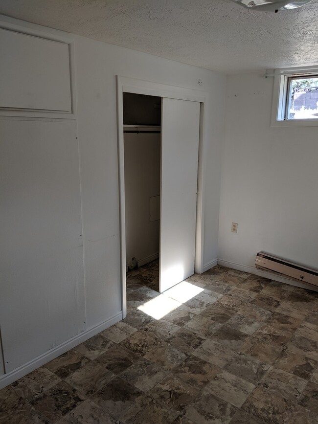 Building Photo - 2 bedroom 1 bath basement duplex with larg...