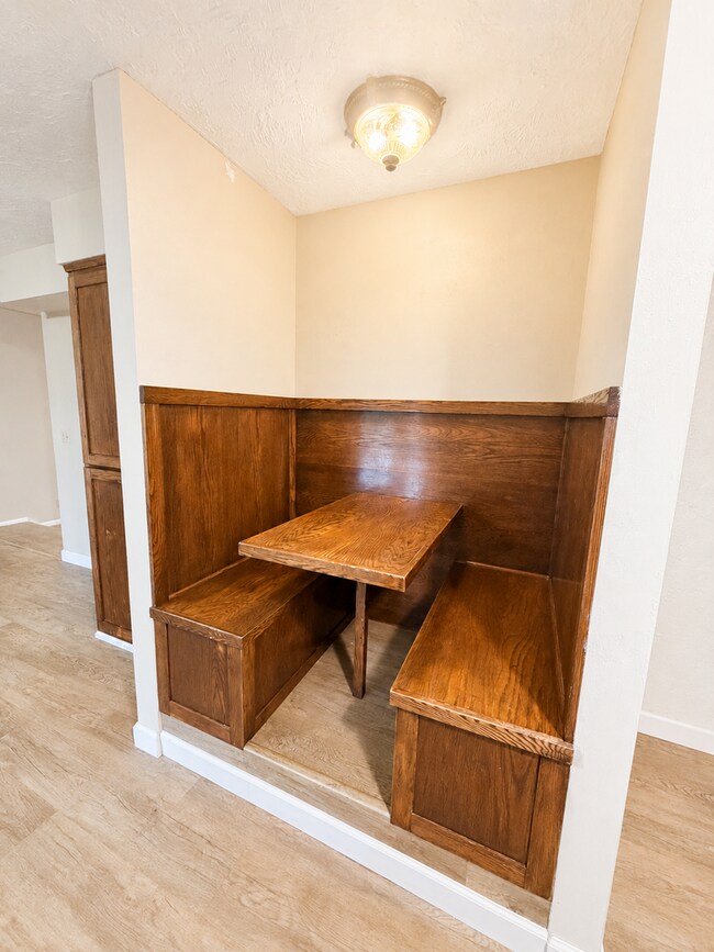 Building Photo - Spacious Charming Home (duplex)