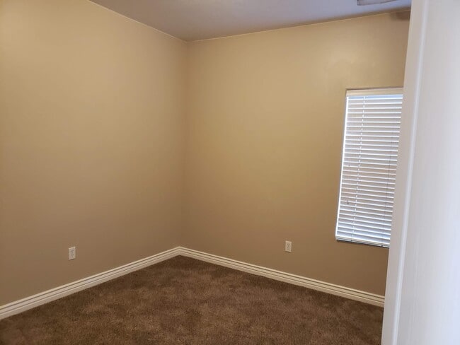 Building Photo - Fenced 4 bed 2 bath home with 3 car garage...