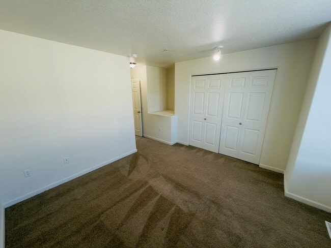Building Photo - Gorgeous Tri-Level Condo at Progress Ridge — Lake Views!