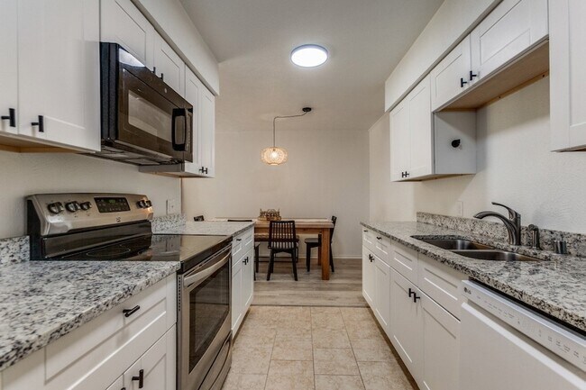 Building Photo - 2606 Custer Pkwy