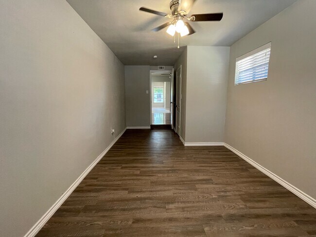 Building Photo - 613 S Andrews Ave