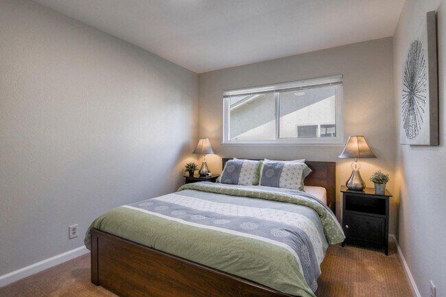 Building Photo - 546 Woodstock Way