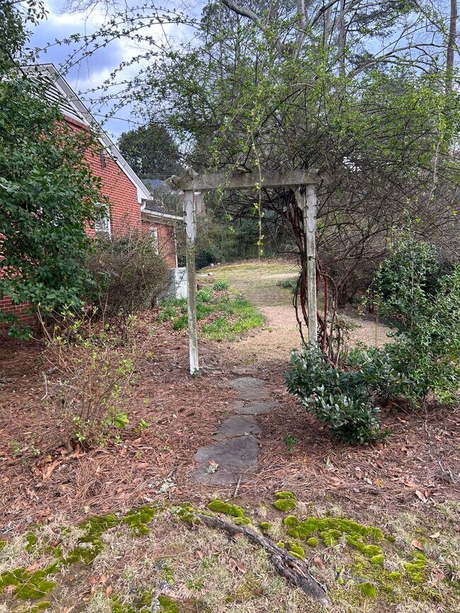 Building Photo - Charming 3/2 House in College Heights- $2,195