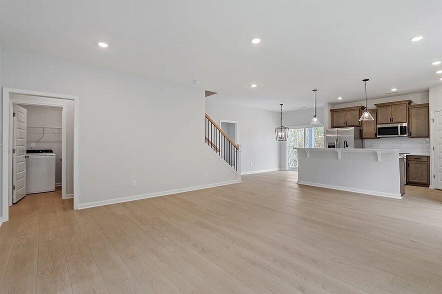 Building Photo - 209 Meadowbark Bnd