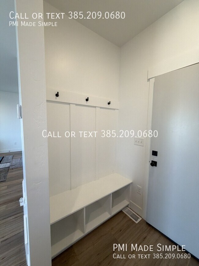 Building Photo - 3621 Sparrow Ln