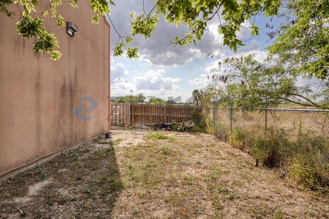 Building Photo - 815 E Sugarcane Dr