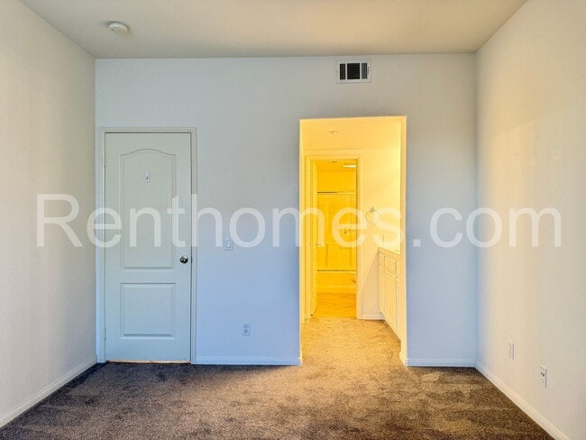 Building Photo - 6473 Terraza Portico