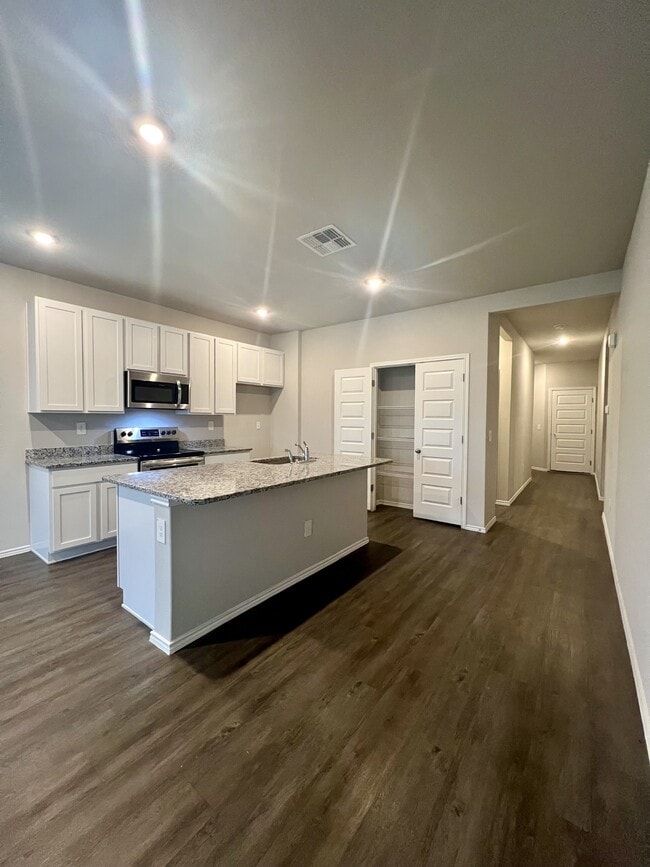 Building Photo - 596 Jennifer Wy