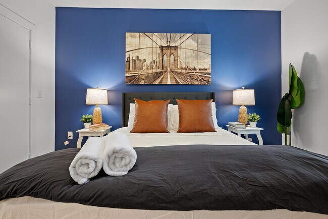 Building Photo - 2425 E Riverside Dr