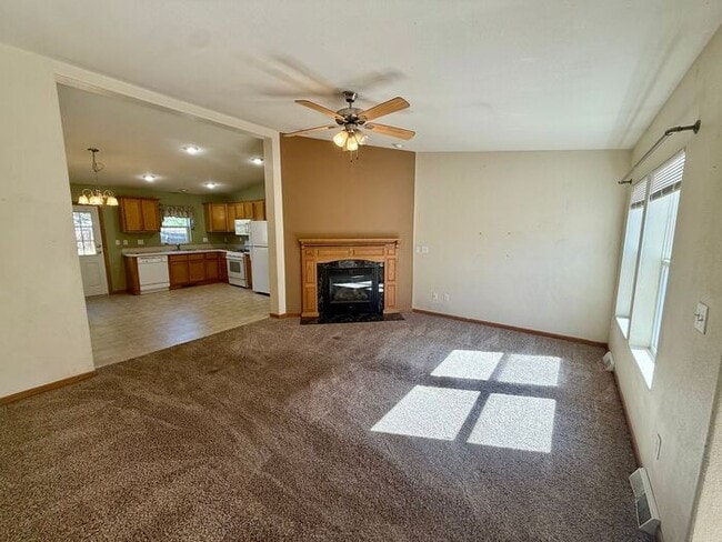 Building Photo - 3 Bed 2 Bath Duplex in Milliken with Overs...