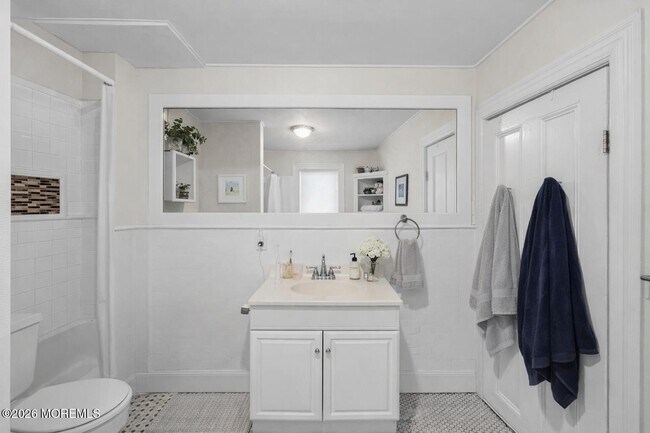 Building Photo - 123 Main Ave