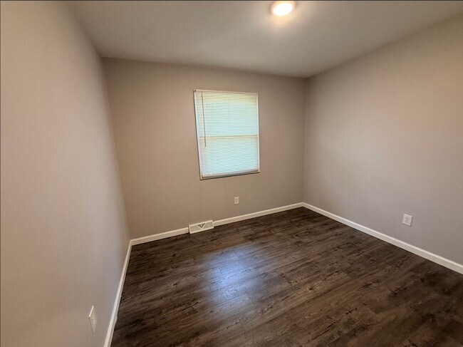 Building Photo - 3 Bed 1.5 Bath home **Available Now***