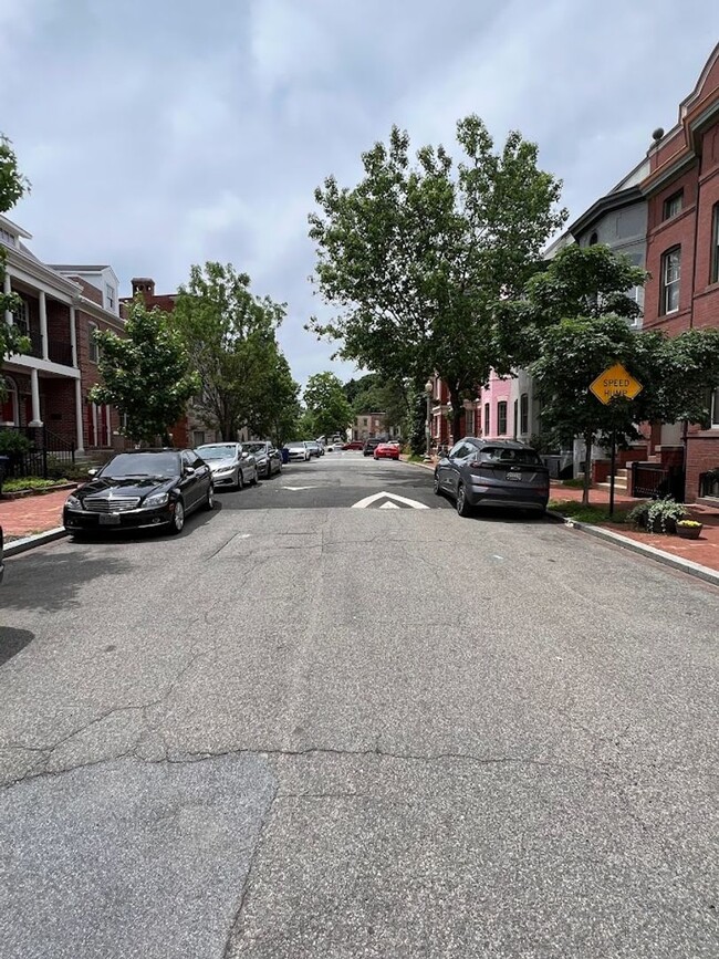 Building Photo - Newly Renovated Split Level Row Home in Tr...