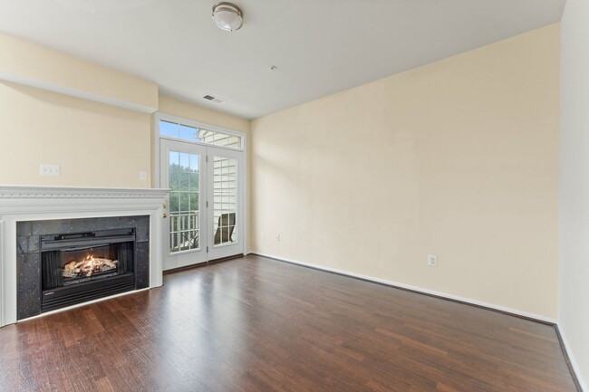 Building Photo - Commuter's Dream! Stylish 3-Bedroom Condo ...