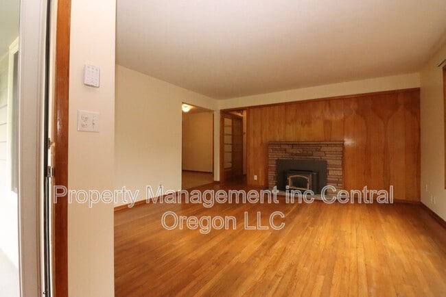 Building Photo - 1670 Yew St SE