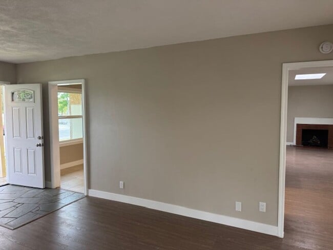 Building Photo - Newly Renovated 4 Bedroom 2 Bath home, wit...