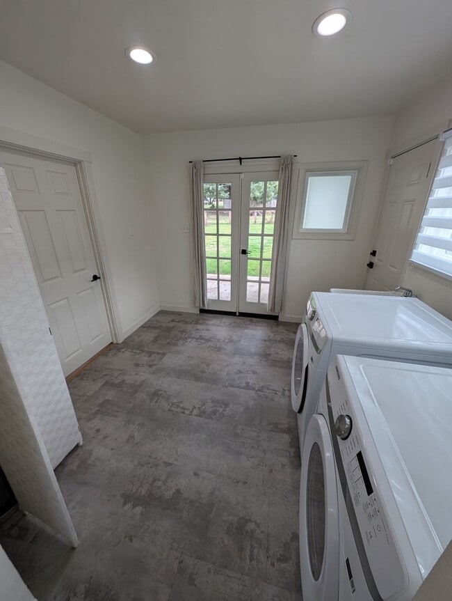 Building Photo - Adorable Four Bedroom w/ Fenced Yard Avail...