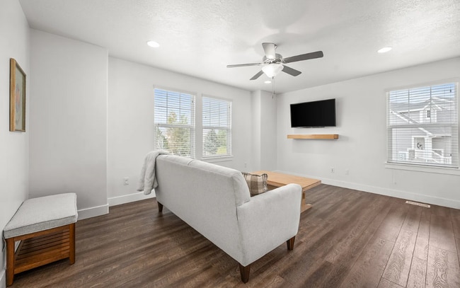 Building Photo - 3 Bedroom/2.5 Bathroom Townhouse in Lehi