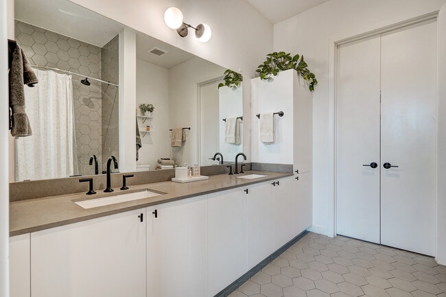 Building Photo - 800 Embassy Dr