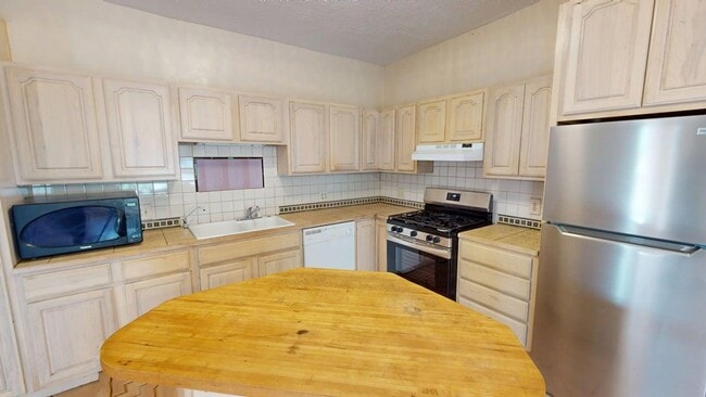 Building Photo - Light and bright 2 bedroom central location