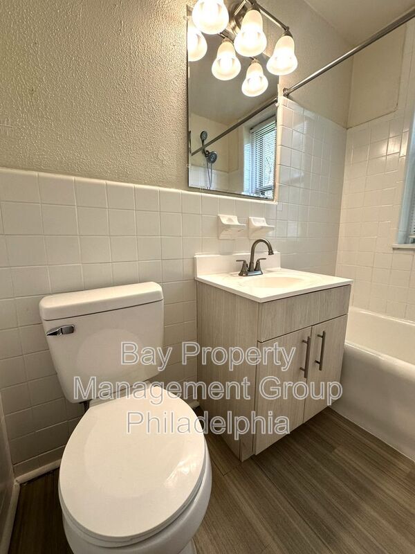 Building Photo - 2809 W Queen Ln