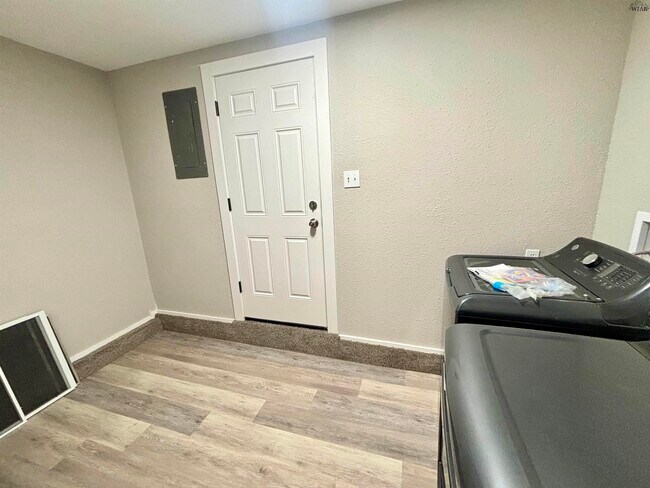Building Photo - 305 S Louisiana Ct