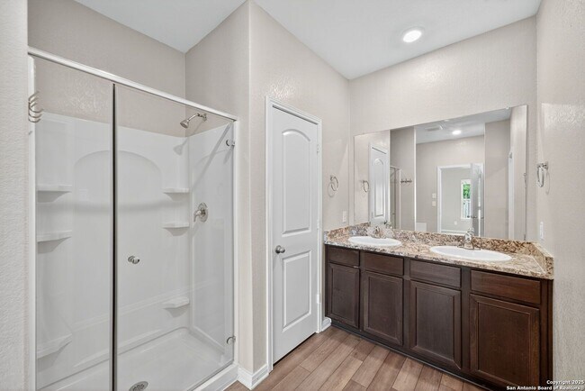 Building Photo - 5-BEDROOM HOME IN LUCKEY RANCH