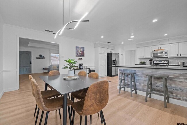 Building Photo - 10801 Harvest Wood Dr