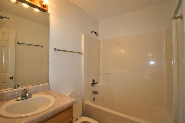 Building Photo - 552 Brock Ave