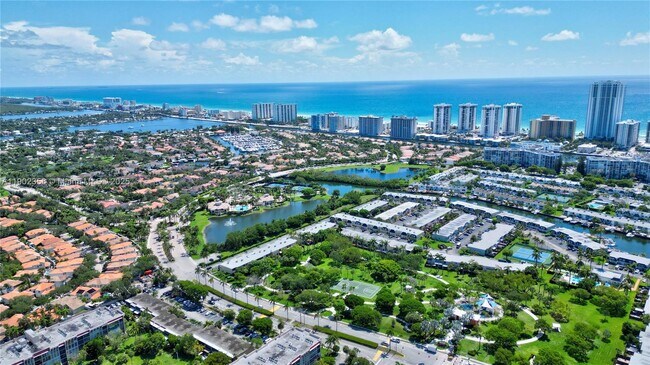 Building Photo - 933 NE 24th Ave