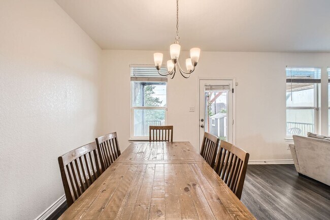 Building Photo - Convenient to Lackland!