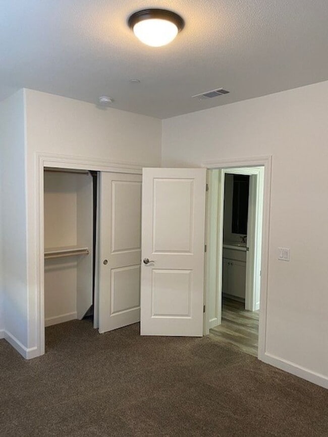 Building Photo - Don't Miss Out On This Beauty!!!