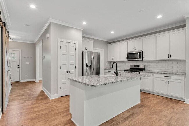 Building Photo - Beautiful Rental in The Highlands – Spacio...