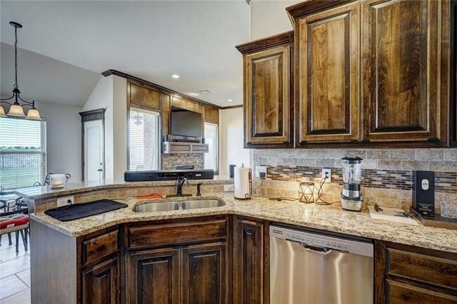 Building Photo - St James Park Home in Norman - Community Pool!  Available in April!