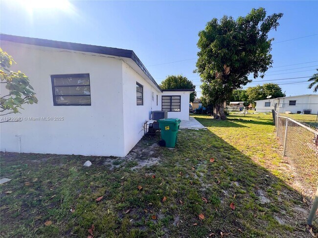 Building Photo - 3361 NW 5th Pl