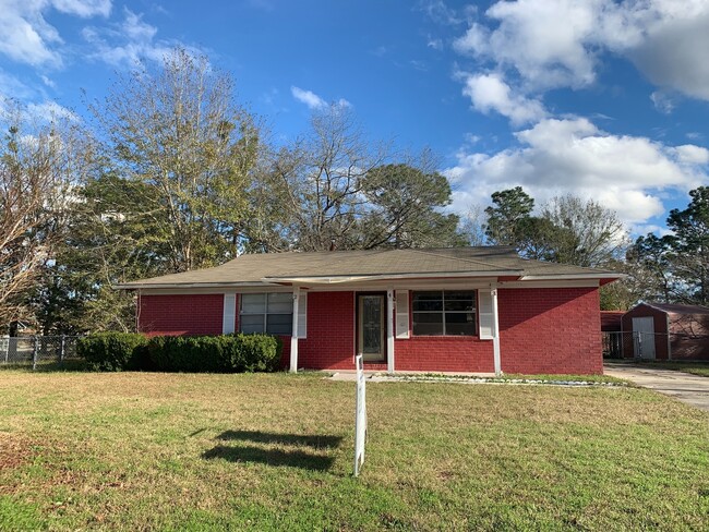 Building Photo - Your Dream Home Awaits in a Charming 3-Bed...