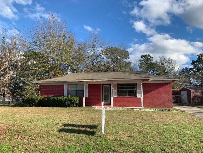 Building Photo - Your Dream Home Awaits in a Charming 3-Bedroom Oasis!