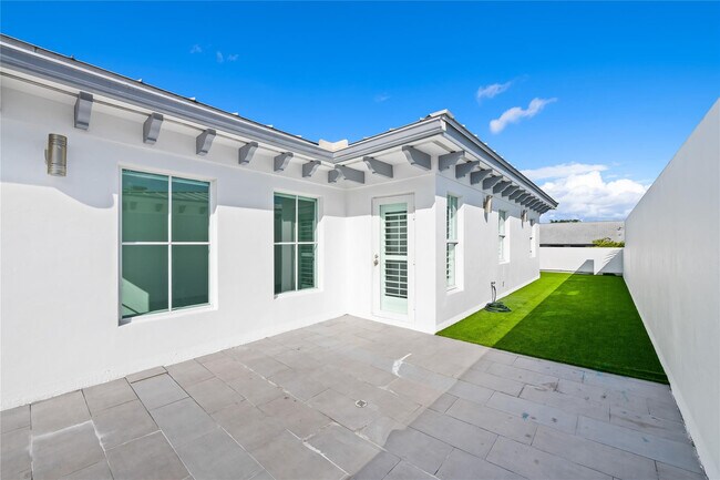 Building Photo - 218 NE 15th Ave