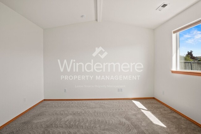 Building Photo - *Coming Soon* 3 Bedroom 2 Bath Home In North Spokane